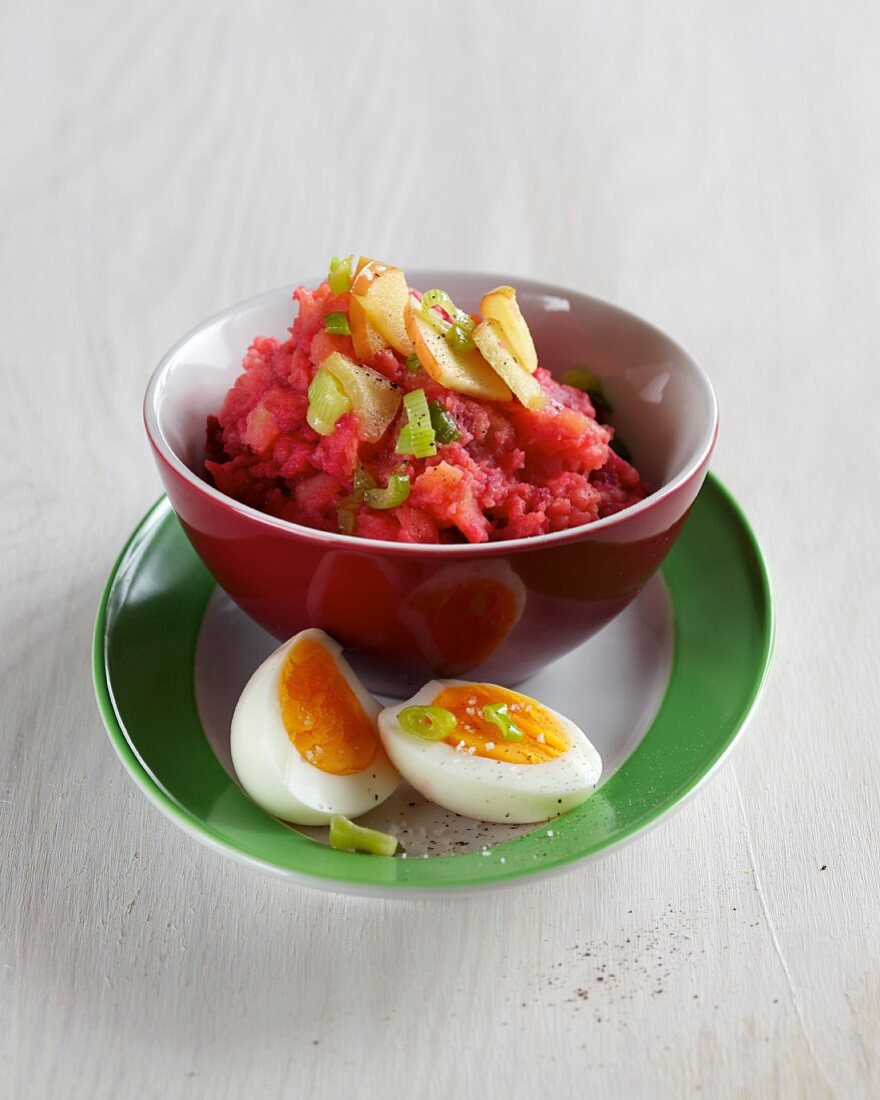 Red mashed potatoes with beetroot, apple and boiled eggs