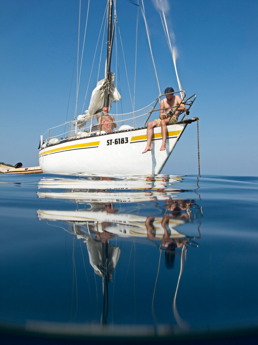 Kroatien: Segelboot ankert vor Insel