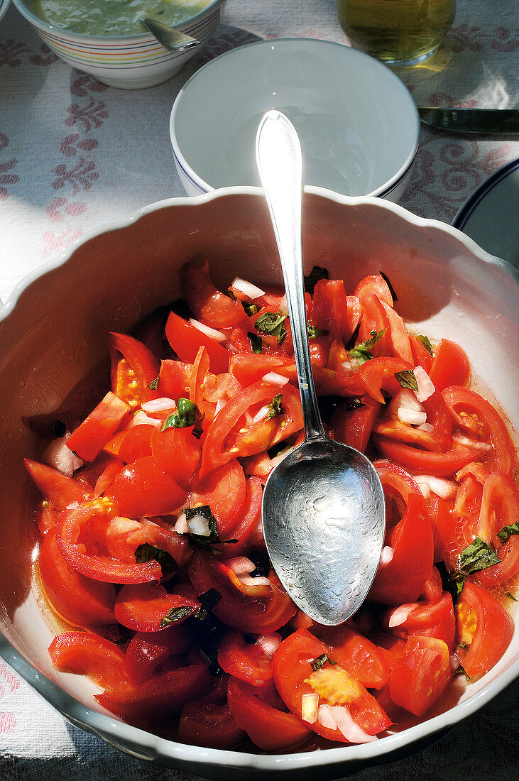 Tomatensalat in einer Schüssel 