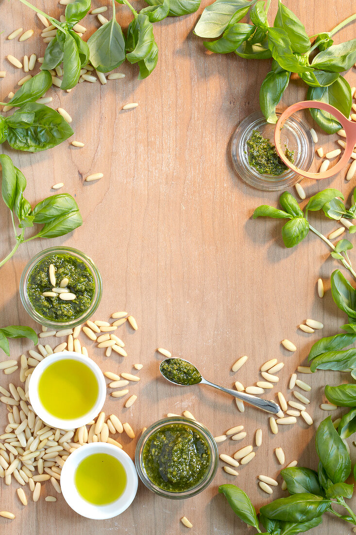 Zutaten für Pesto, Basilikum, Olivenöl, Pinienkerne