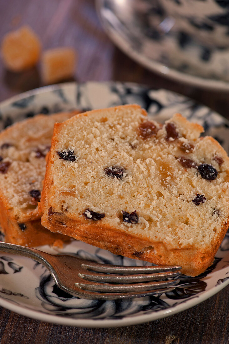 zwei Scheiben Ingwerkuchen liegen au f einem Kuchenteller