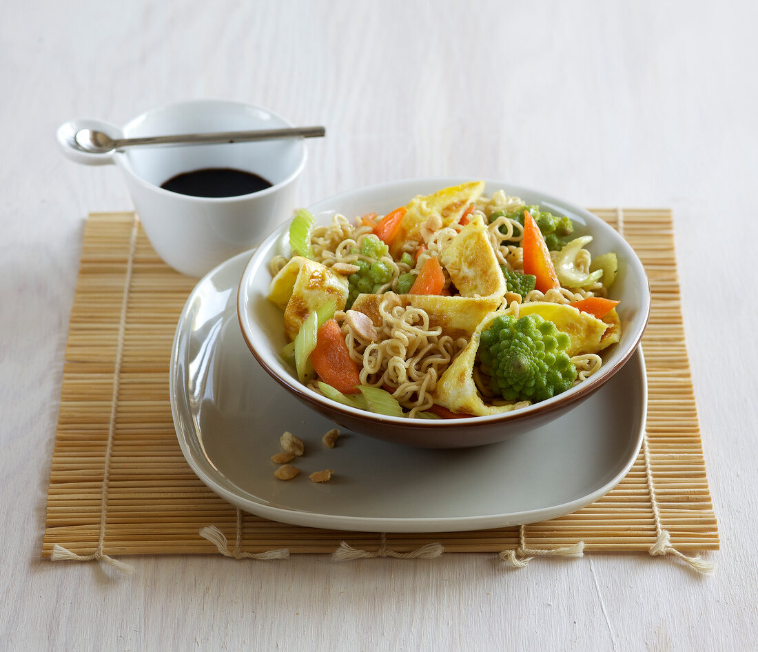 Fried noodles with omelette in bowl