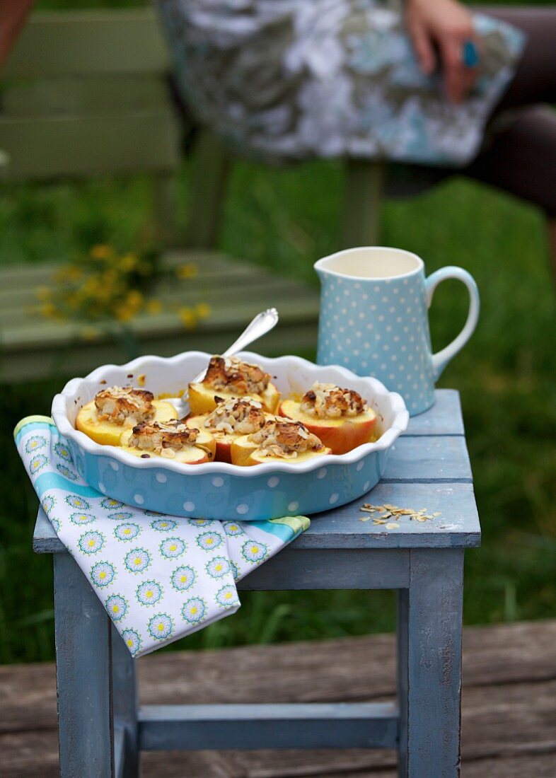 Bratäpfel mit Marzipanfüllung auf Hocker im Freien