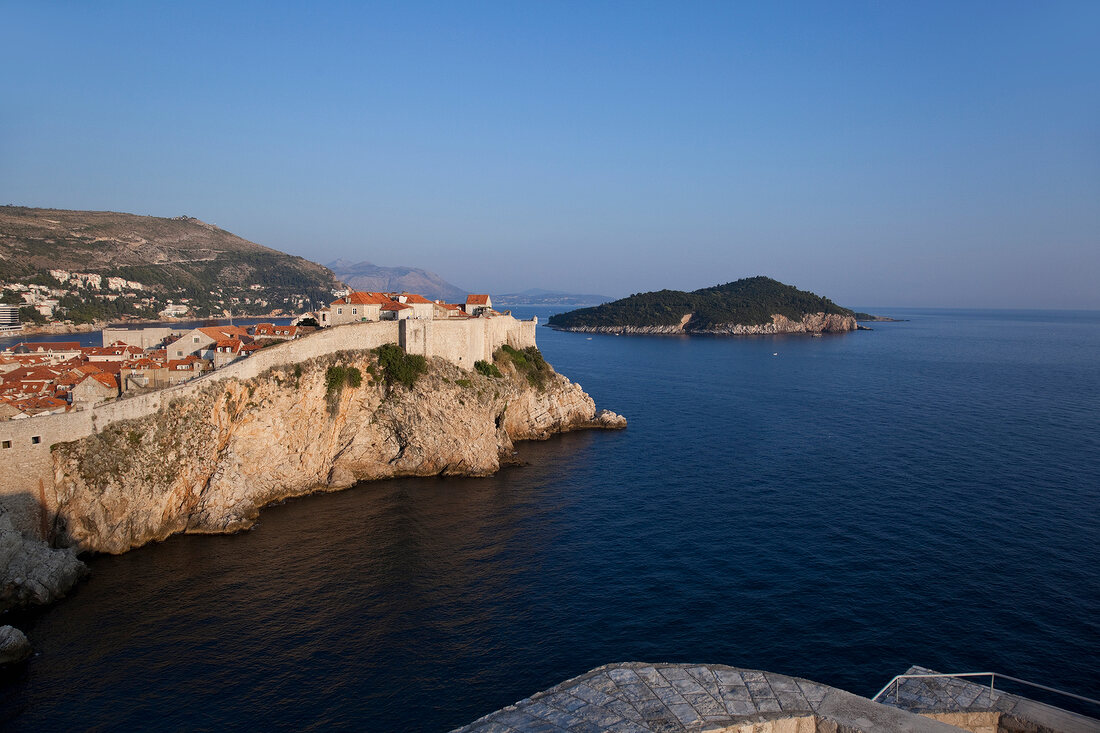 Kroatien: Dubrovnik, Küste, von der alten Stadtmauer aus