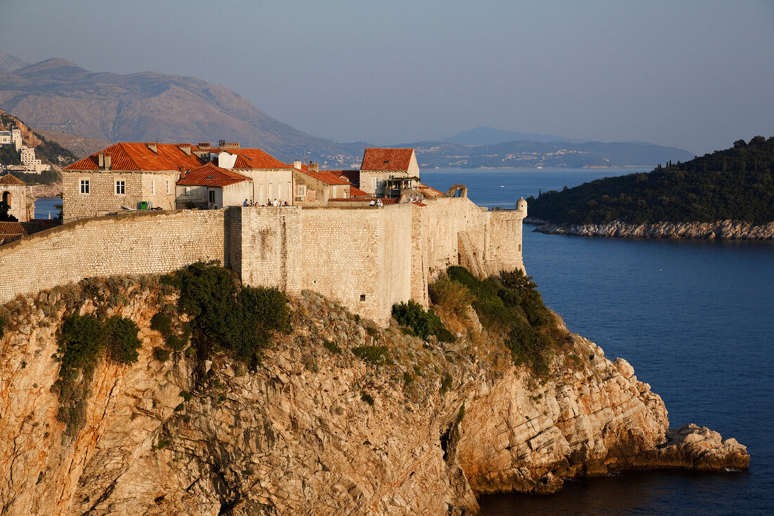 Kroatien: Dubrovnik, Küste, von der alten Stadtmauer aus