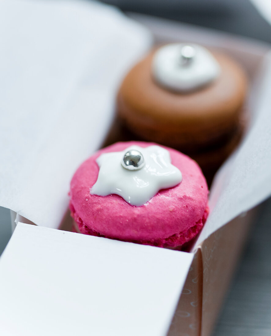 Macarons, verziert mit Zuckerguss und Perlen, in Schachtel