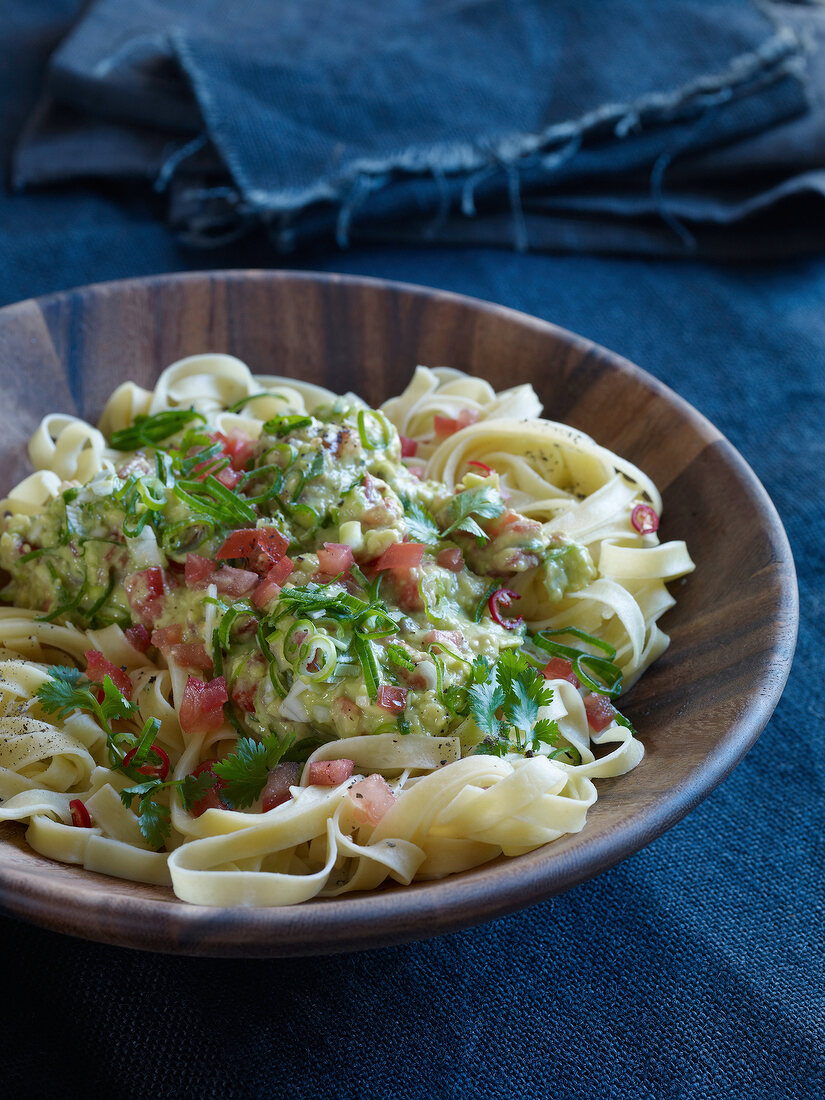 Nudeln selbst gemacht, Bandnud eln in Avocadocreme mit Chili