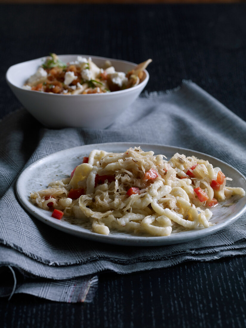 Nudeln selbst gemacht, Spätzle mit Sauerkraut-Paprika-Sahne