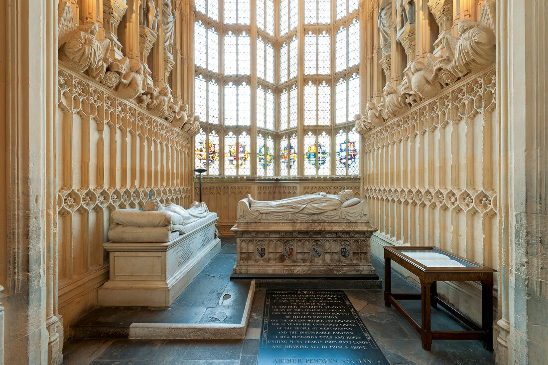 tombs inside westminster abbey