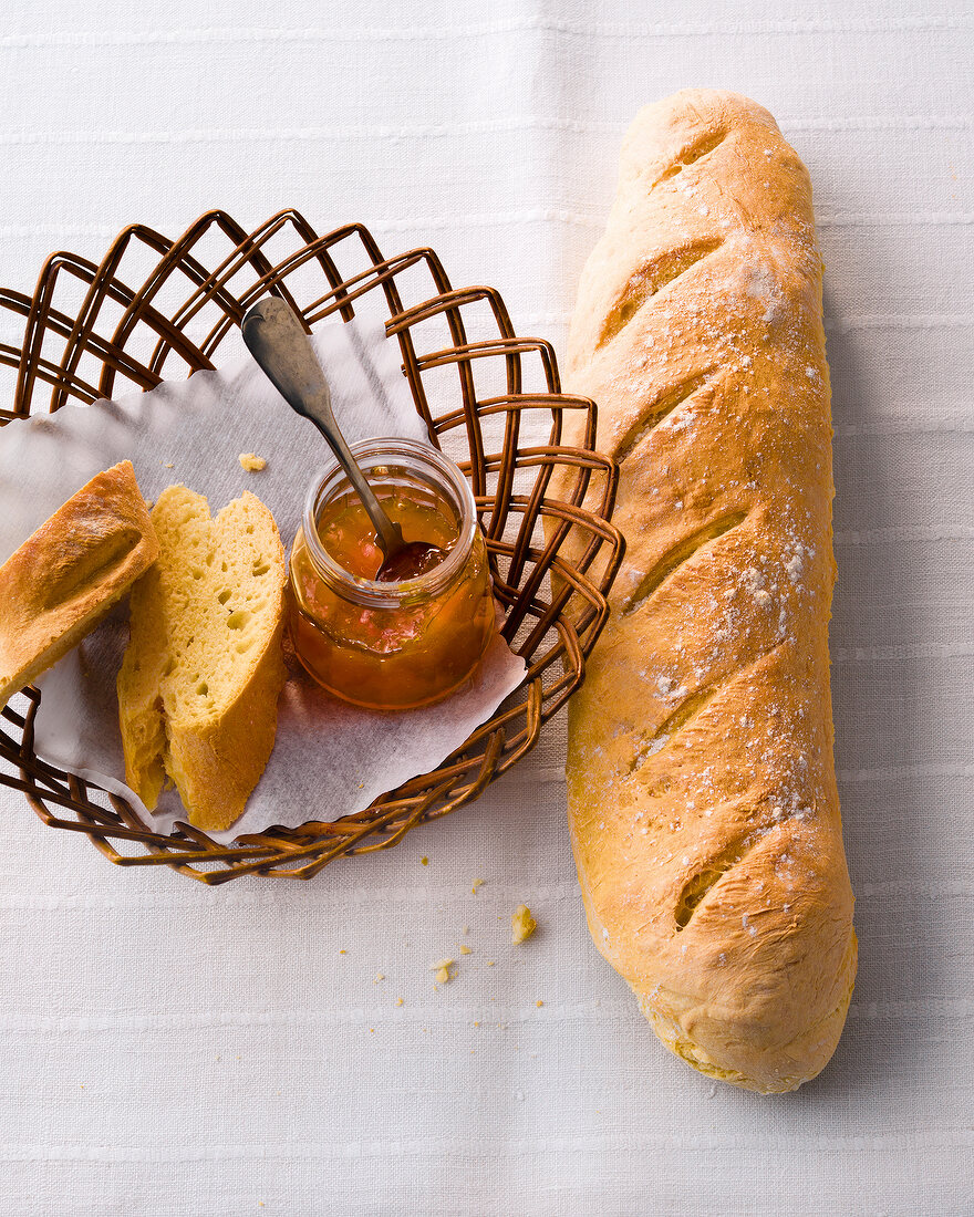 Hefeteig, Baguette, Brotkorb m 2 Scheiben Baguette, Marmeladenglas