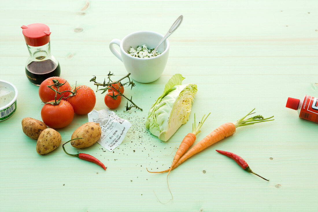 Kochen auf Sparflamme rohes Gemüse