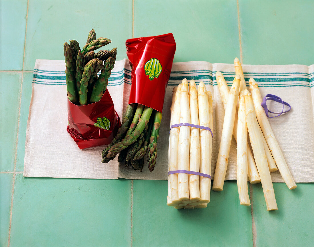 Green and white asparagus