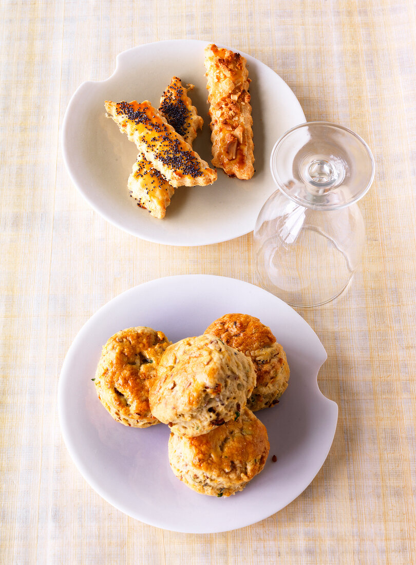 Gorgonzola scones with cheese sticks