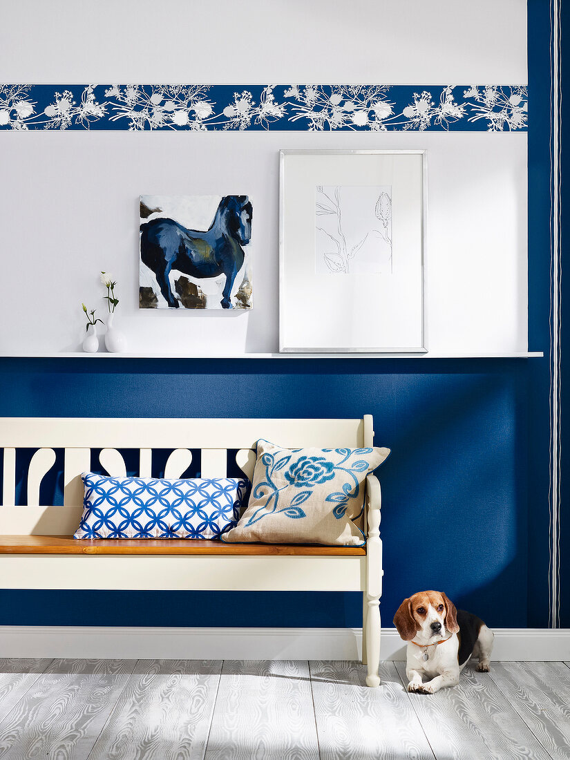 Living room in cottage look with wooden bench next to dog