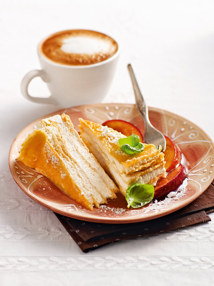 Tortenglück, zwei Stücke Crepes-Torte mit Pfirsichragout