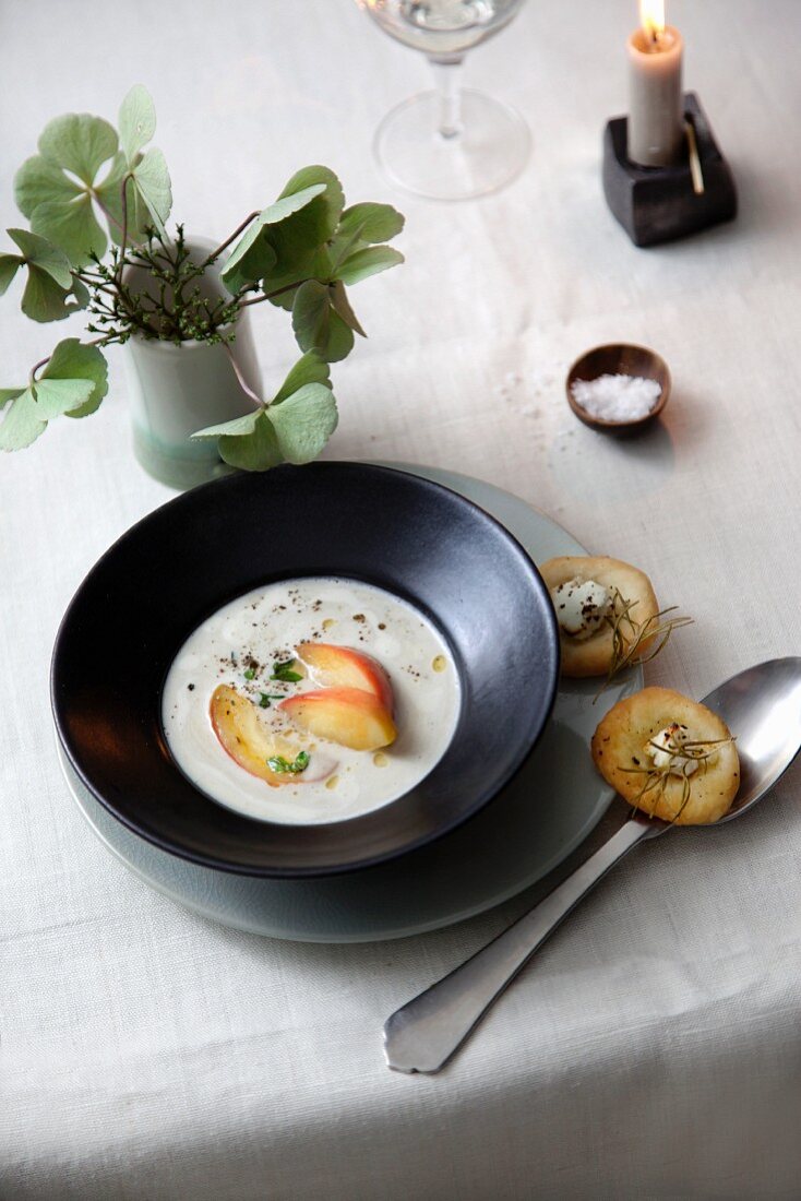 Maronen-Apfel-Suppe mit Rosmarin-Talern