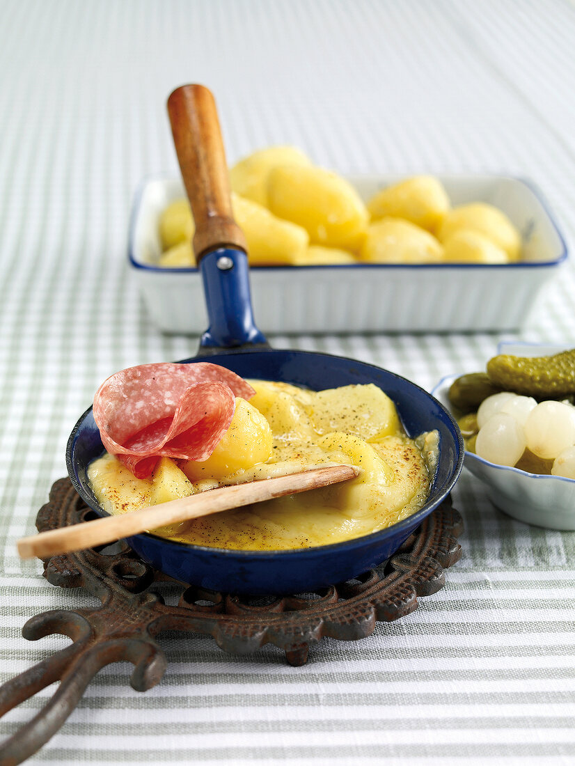 Raclette u. Fondue, RaclettePfännchen m Kartoffeln, Käse, Salami
