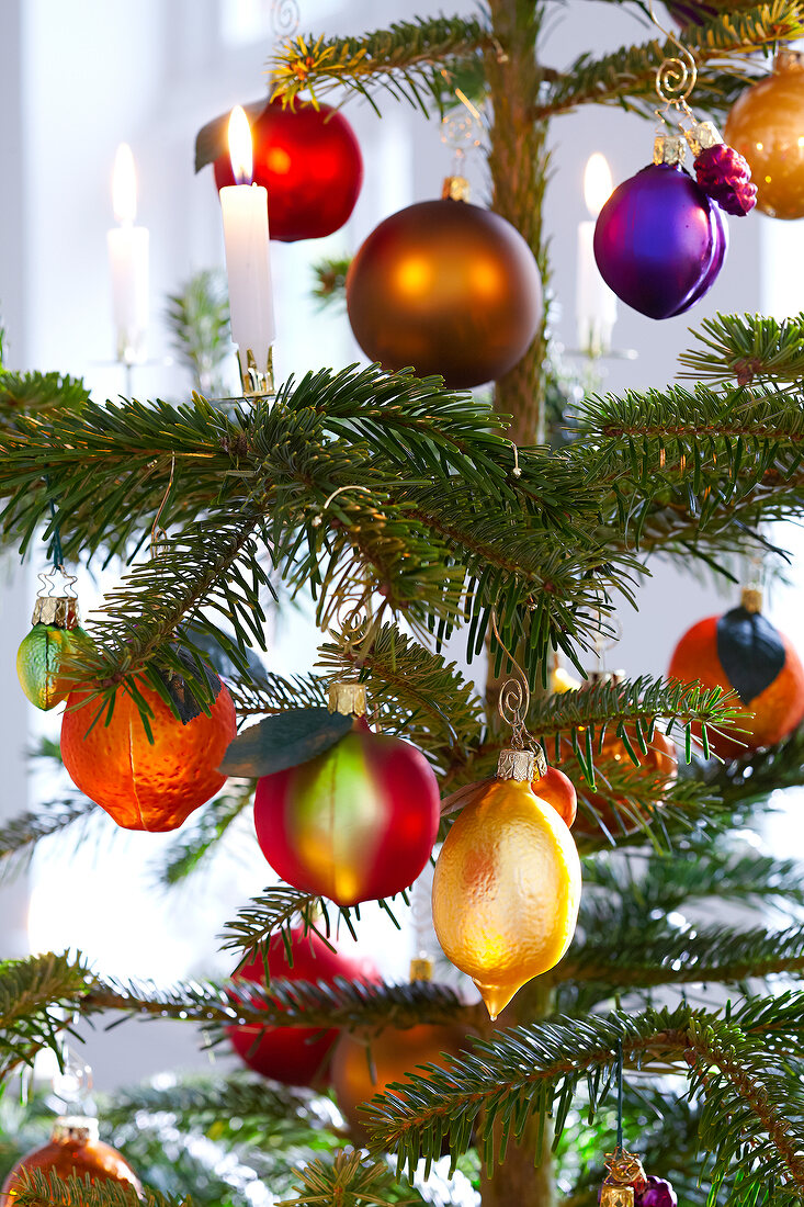 Tannenbaum mit Kugeln und Kerzen geschmückt