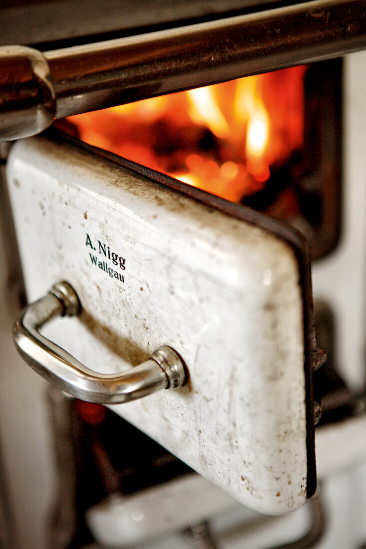 Winterküche, Feuer im Ofen, Detailaufnahme