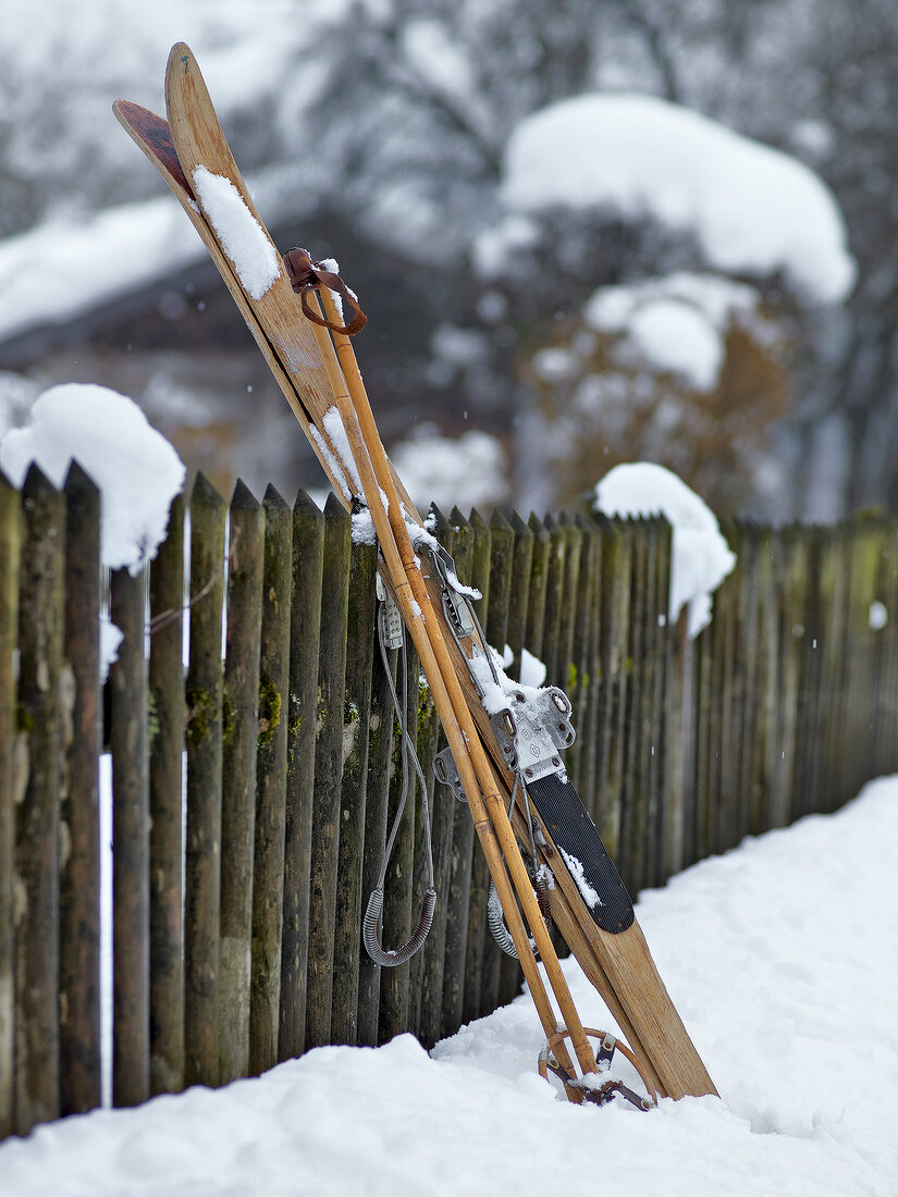 Winterküche, Holzski und Holzstöcke lehnen an einem Zaun