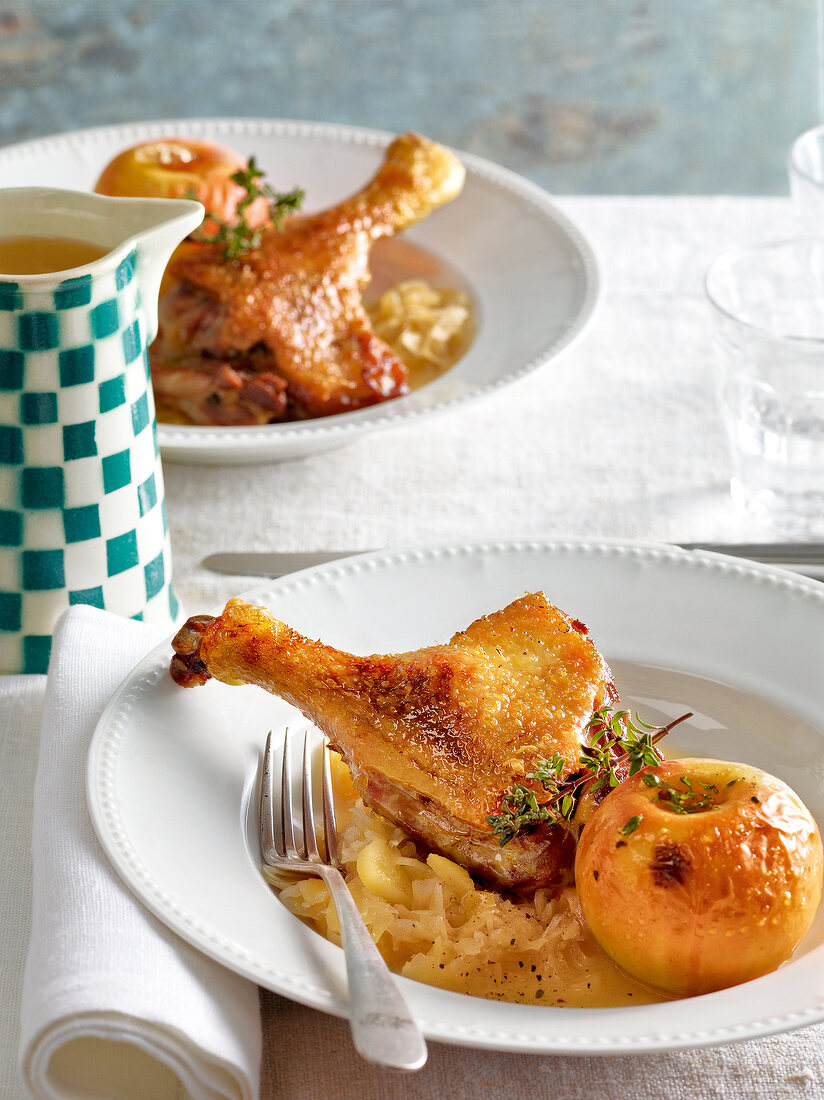 Winterküche, Entenkeulen auf Apfel-Honig-Kraut mit Bratäpfeln