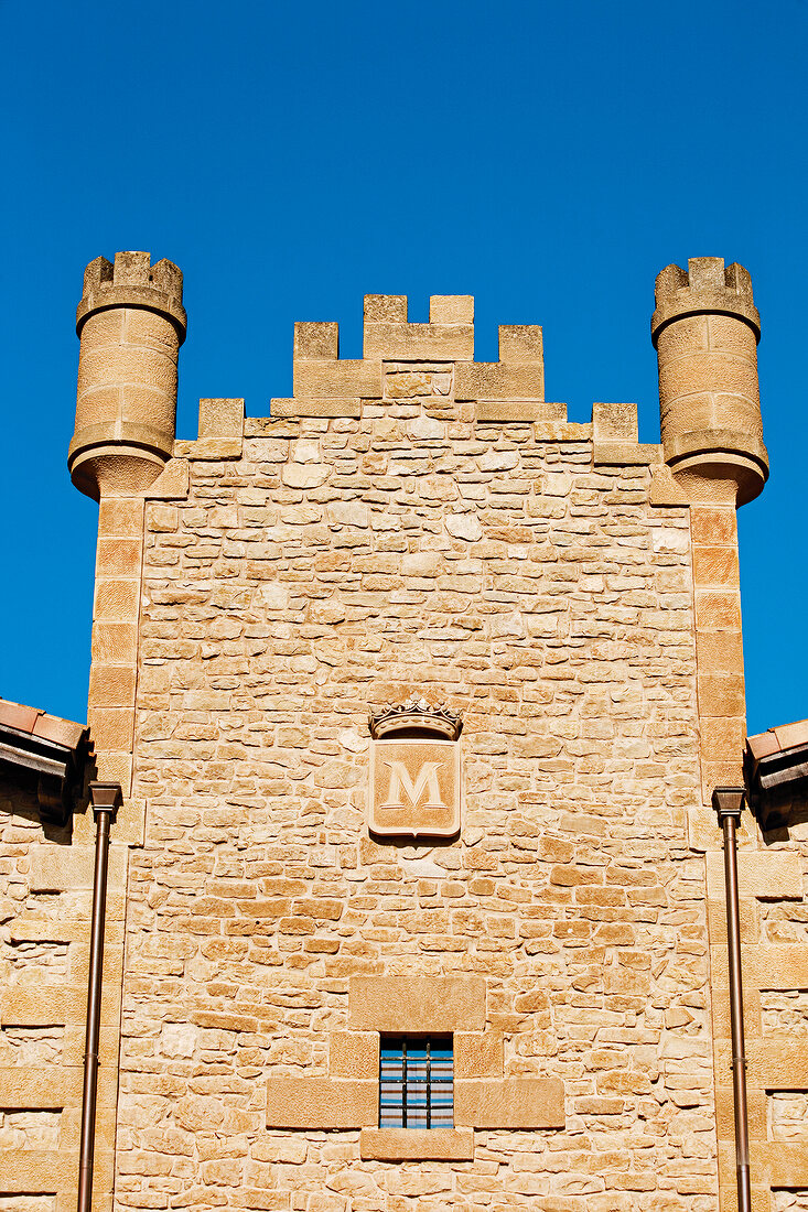 Weingut Marqués de Murrieta, Weinkeller in einer ehemaligen Burg