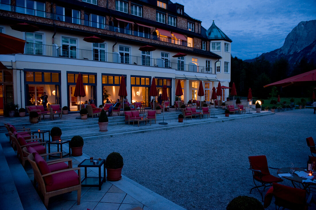 Hotel "Schloss Elmau", Terrasse, Bergpanorama, Oberbayern