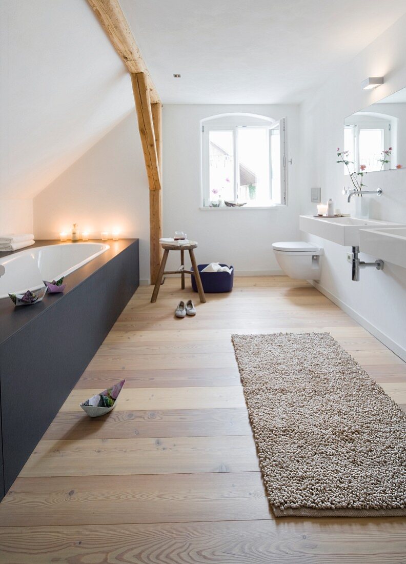 Modernes Badezimmer mit eingebauter Badewanne unterm Dach