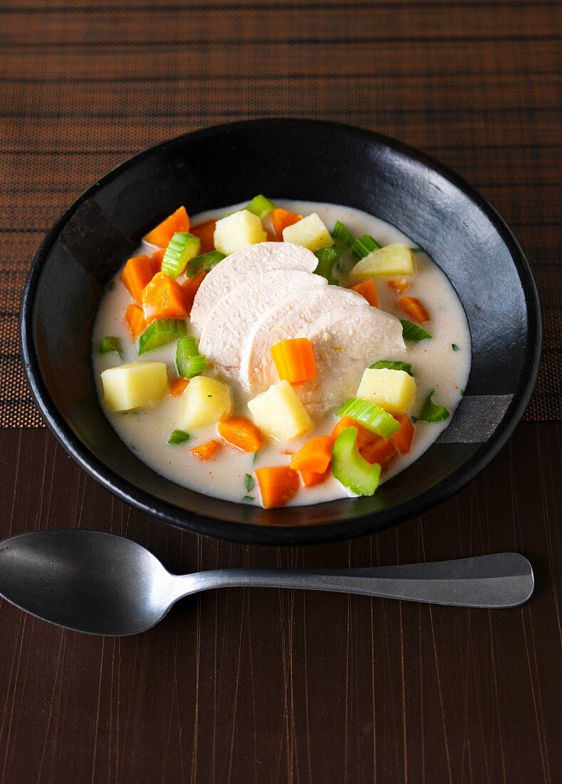 Histamine intolerance food: vegetable stew with coconut milk and chicken breast