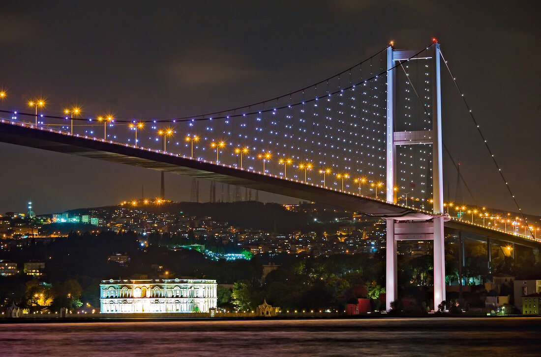Istanbul: Bosporus-Brücke, Bosporus, Beylerbeyi-Palast, bei Nacht