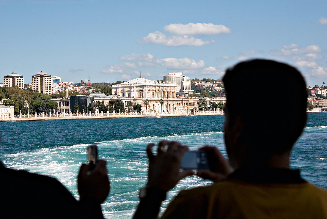Istanbul: Bosporus, Dolmabahcepalast Fähre, Touristen fotografieren