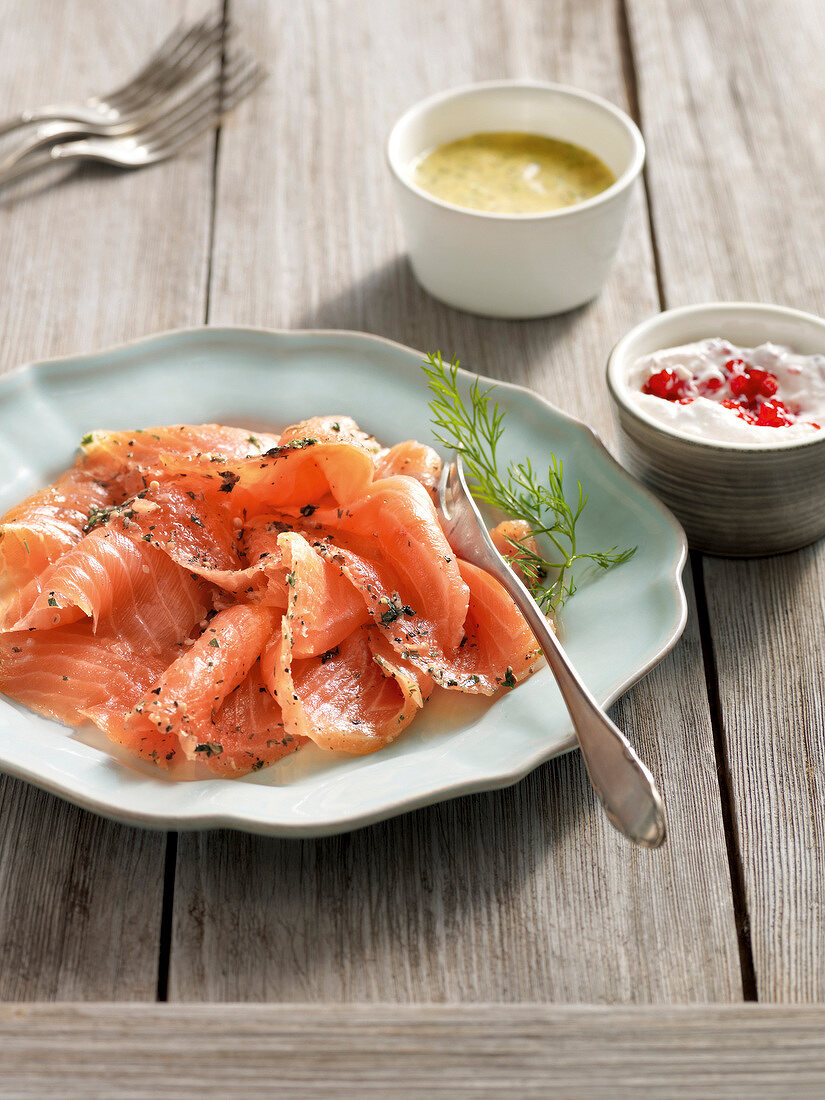 Winterküche, Gebeizter Lachs mit Kräutern und zweierlei Dips