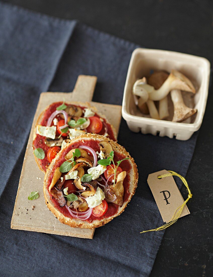 Fladenbrot-Pizzen mit Pilzen, Tomaten und Schafskäse