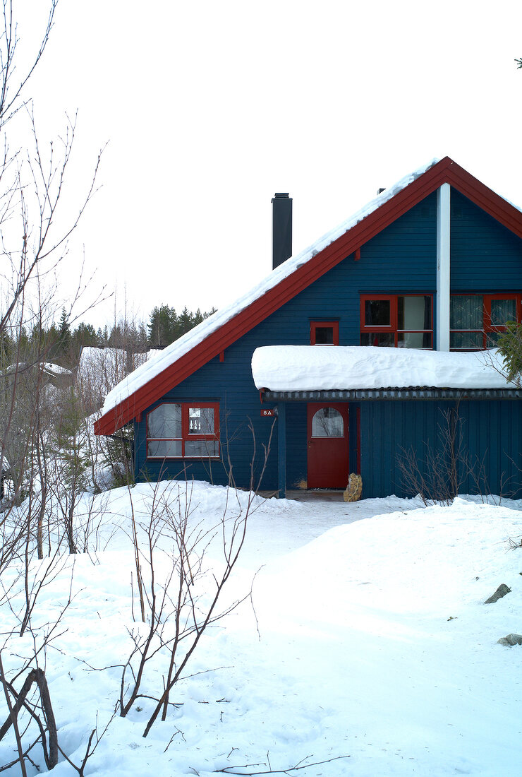 Trysil, Skigebiet in Norwegen, traditionelles Holzhaus, blau rot