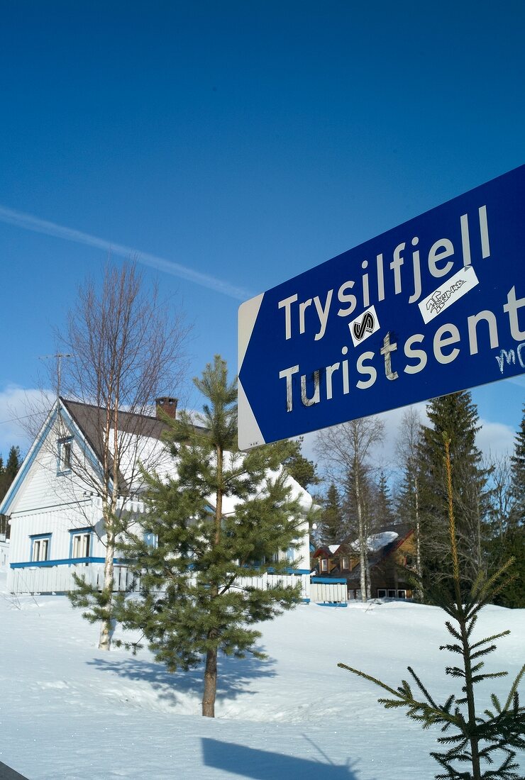 Trysil, Skigebiet in Norwegen, traditionelles Holzhaus in weiß