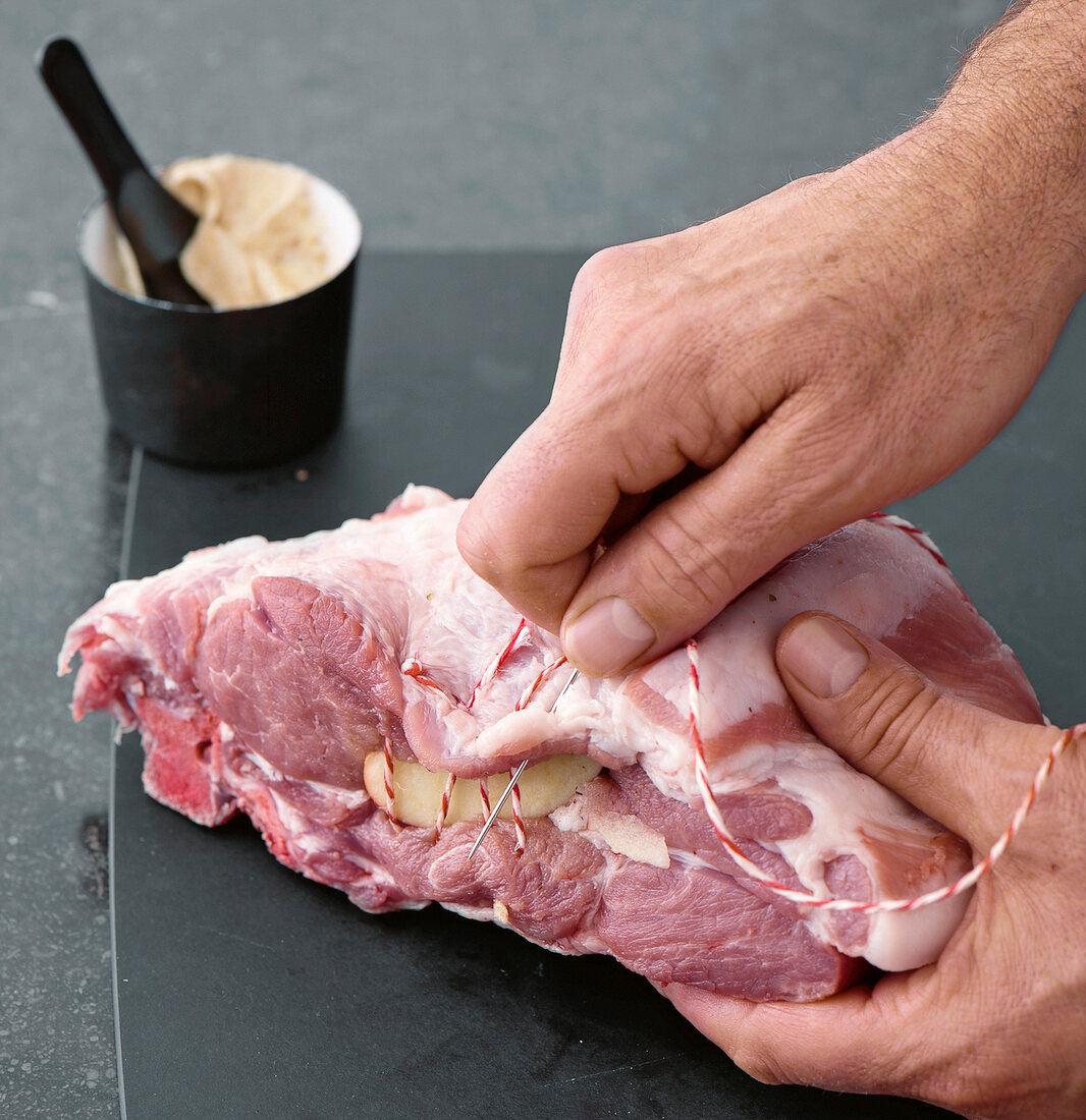 Fleisch, Schweinehals mit Küchengarn zunähen, Step 3