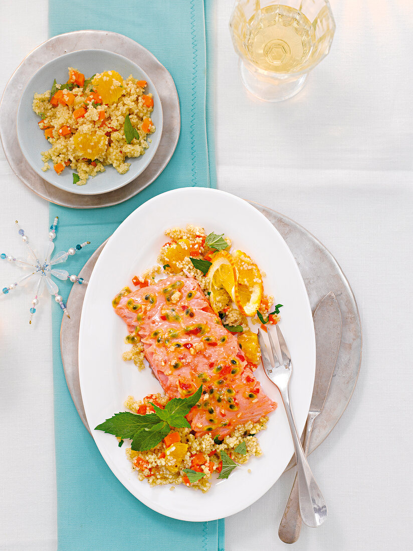 Glasierter Ofenlachs mit Möhren-Orangen-Couscous