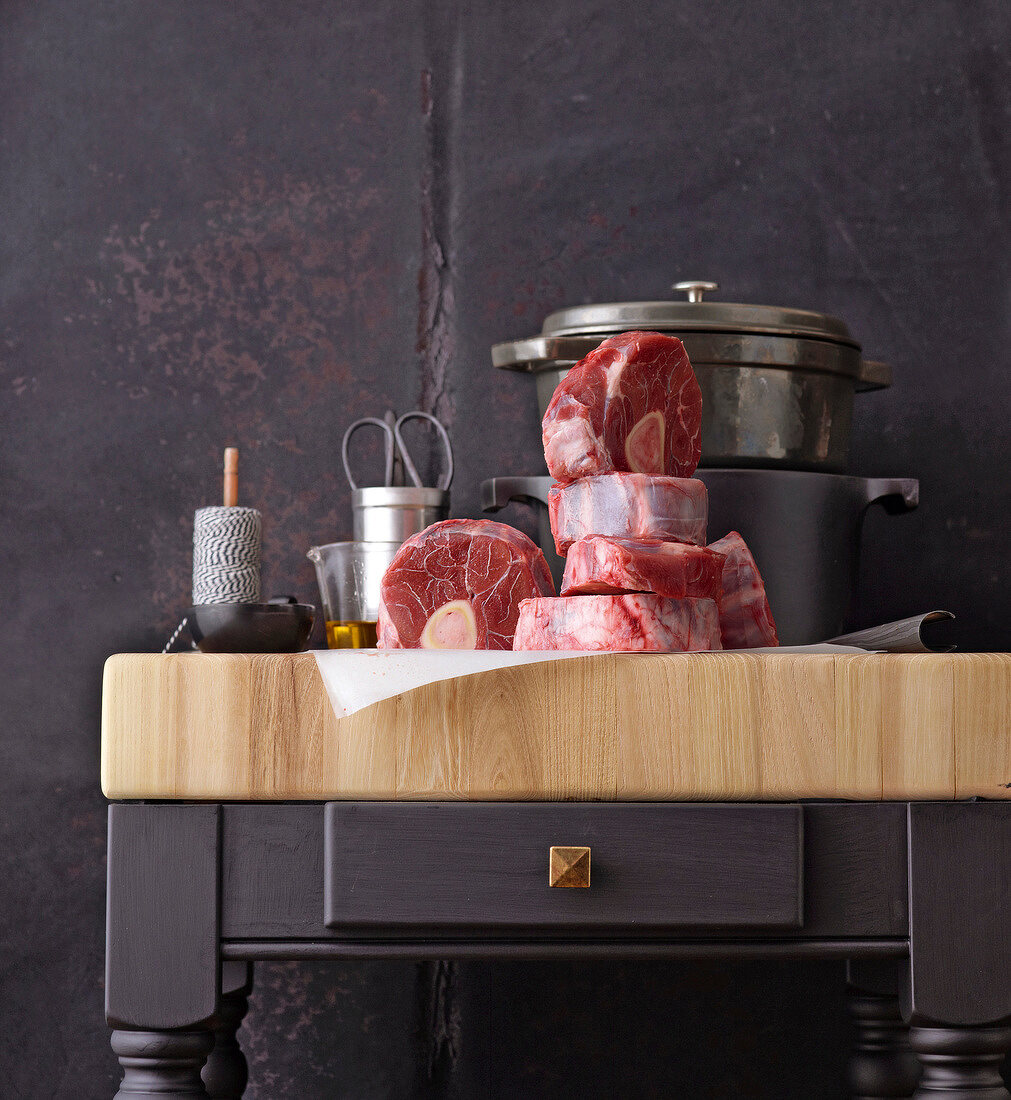 Fleisch, Kalbsbeinscheiben auf einem Küchenblock, roh