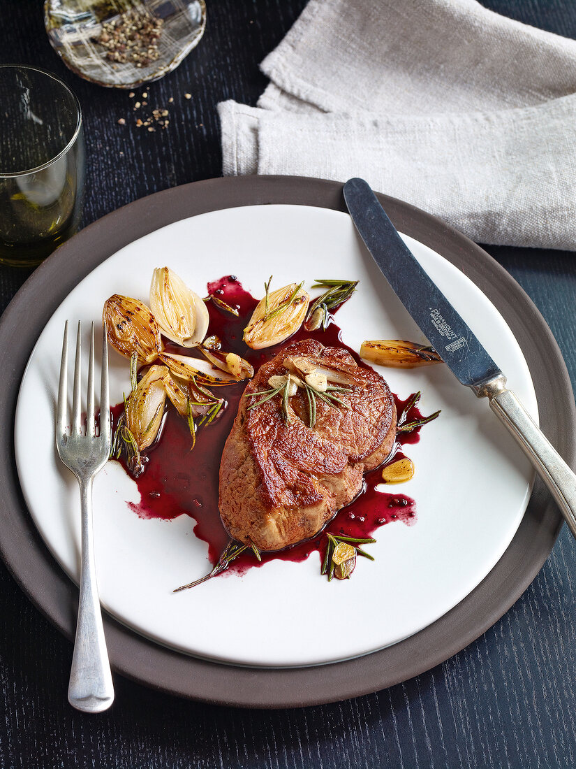 Kurzgebratenes, Filetsteaks mi t Rosmarin-Knoblauch-Schalotten