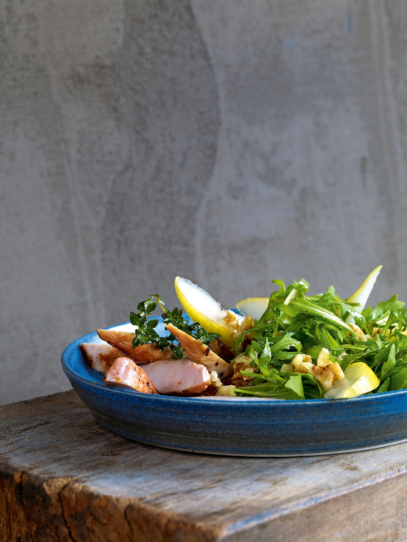 Kurzgebratenes, gebratenes Kan inchenfilet mit Birnensalat