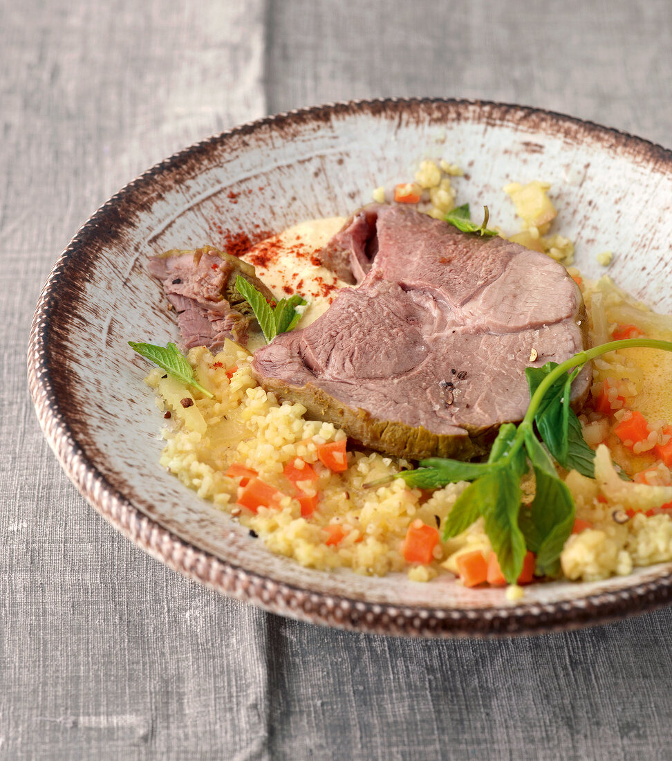 Fleisch, Lammkeule im Safransud mit Apfelcouscous