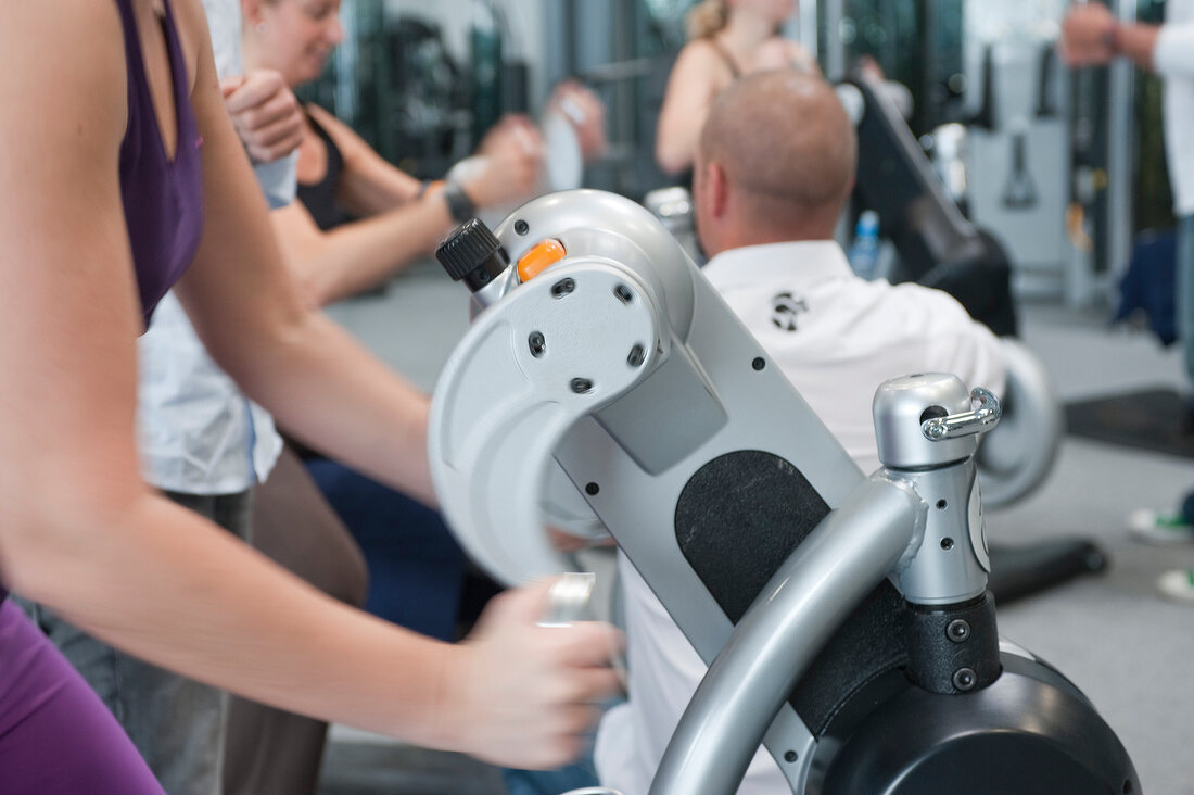 Fitness-Studio, Hände an Kurbel- griffen, Bewegung