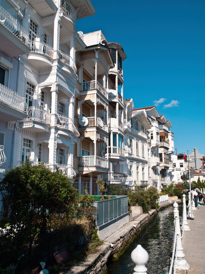 Istanbul: Arnavutköy, Yalis, Holz- häuser am Bosporus