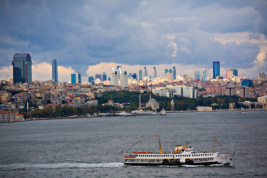 Istanbul: Bosporus, Finanzviertel Levent, Hafen, Stadtansicht