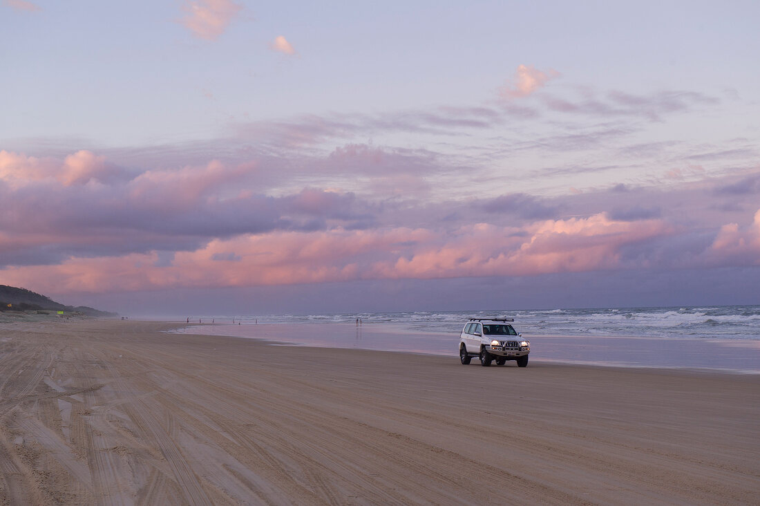 Australien, Bundesstaat Queensland, Fraser Island, Sonnenuntergang, Auto