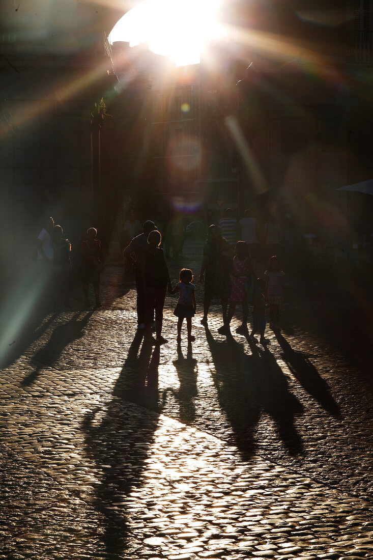 Spanien, Madrid, Menschen auf der Plaza Mayor, Gegenlicht, Schatten