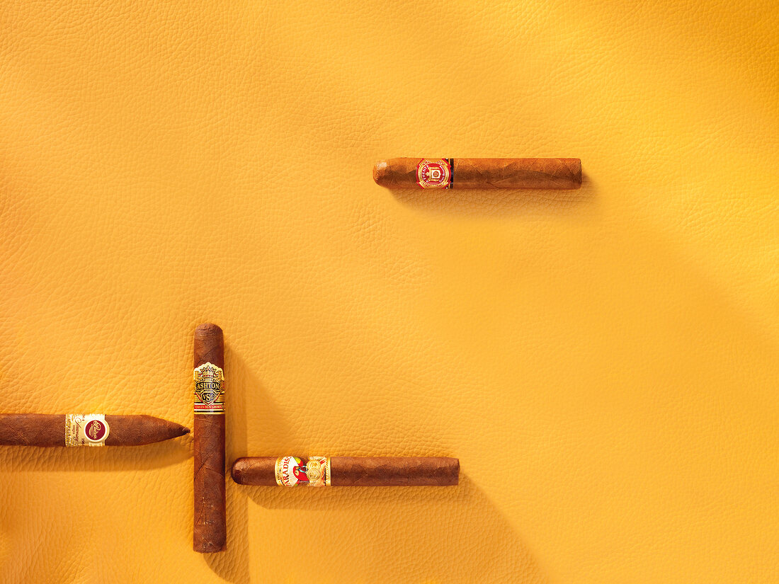 Zigarren auf gelbem Leder 