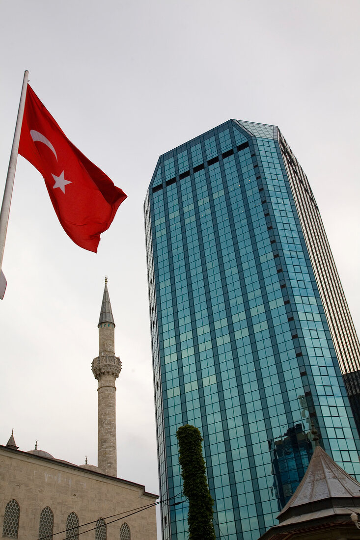 Istanbul: Finanzviertel Levent, kleine Moschee, türkische Flagge