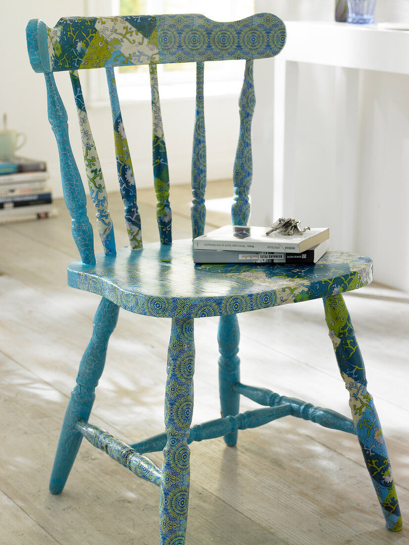 Stuhl, Holzstuhl, mit Papier beklebt Papierpatchwork, Muster, gemustert