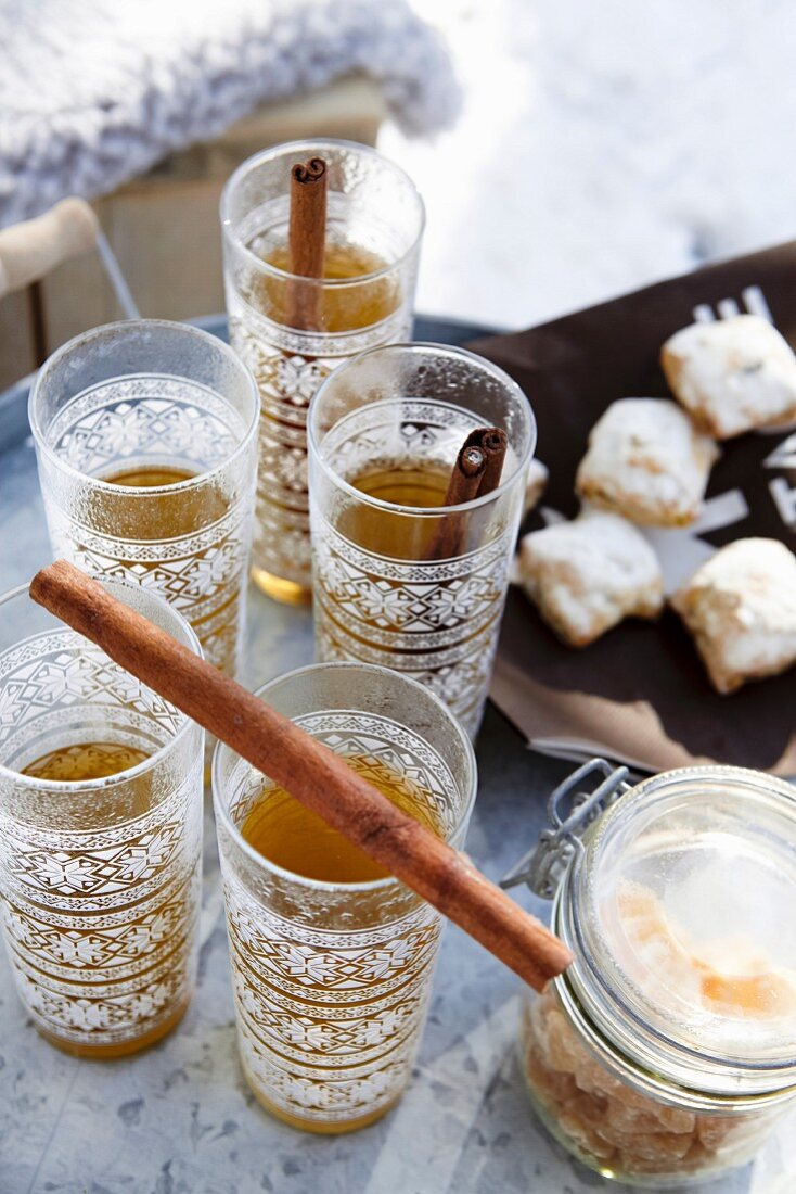 Tee mit Zimtstange in orientalischen Gläsern im Freien